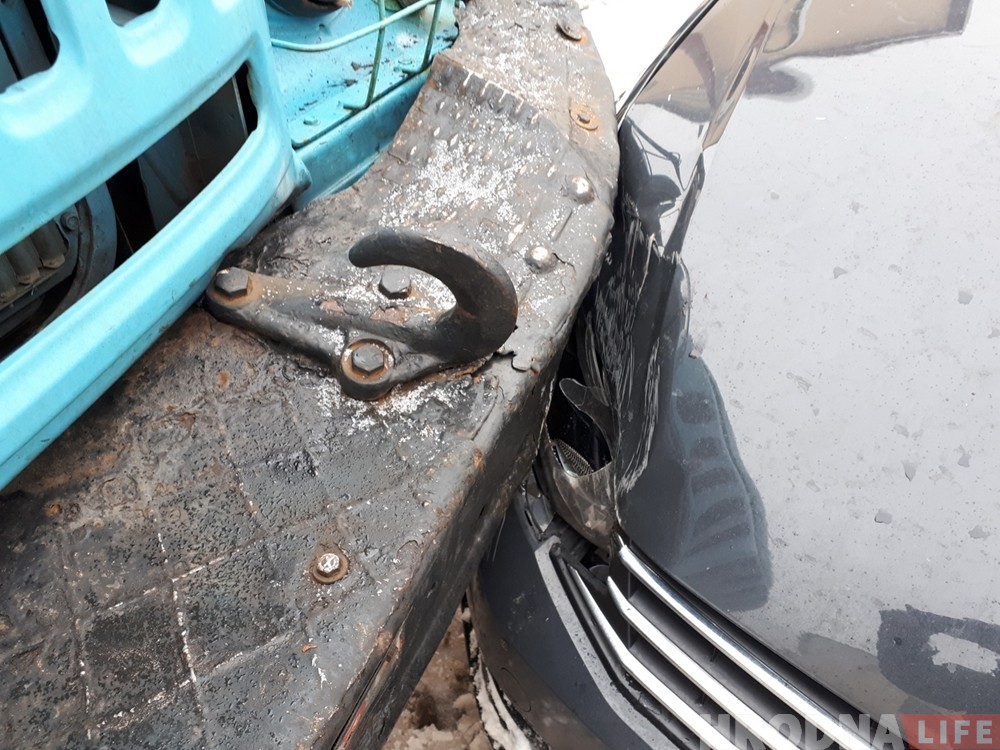 На заснежанай вуліцы ў Гродне грузавы ЗІЛ сутыкнуўся з таксі На заснежанай вуліцы ў Гродне грузавы ЗІЛ сутыкнуўся з таксі