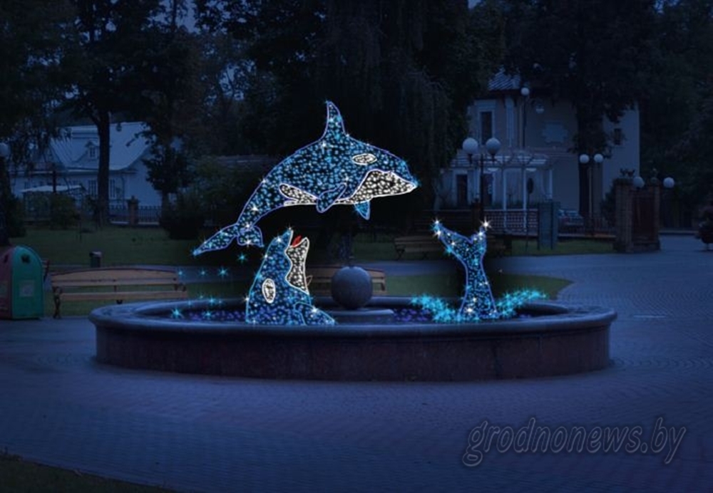Фотафакт: у парку Жылібера ўсталявалі навагодніх касатак