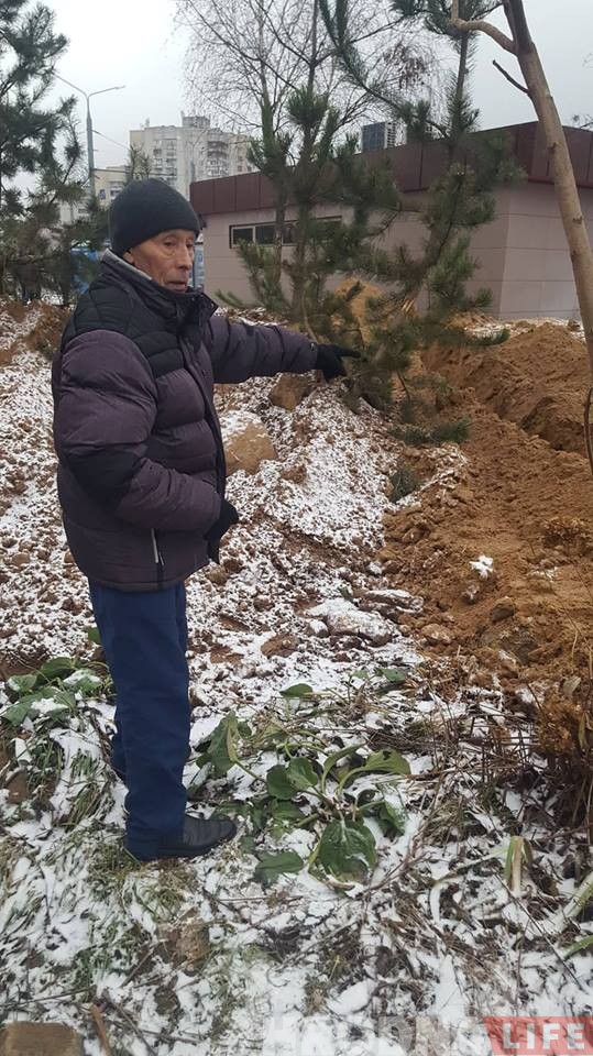 Ва ўзорным гродзенскім двары бульдозерам паўскопвалі клумбы і паламалі дрэвы Ва ўзорным гродзенскім двары бульдозерам паўскопвалі клумбы і паламалі дрэвы