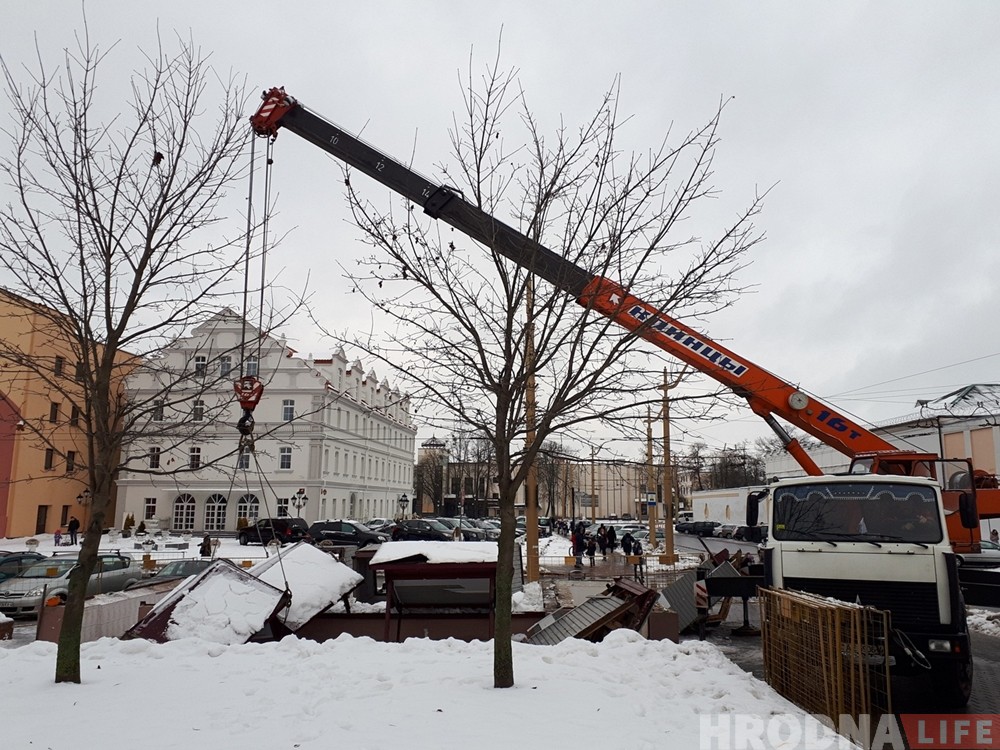 Знакамітую прыбіральню-"метро" на Савецкай плошчы ў Гродне знеслі Знакамітую прыбіральню-"метро" на Савецкай плошчы ў Гродне знеслі