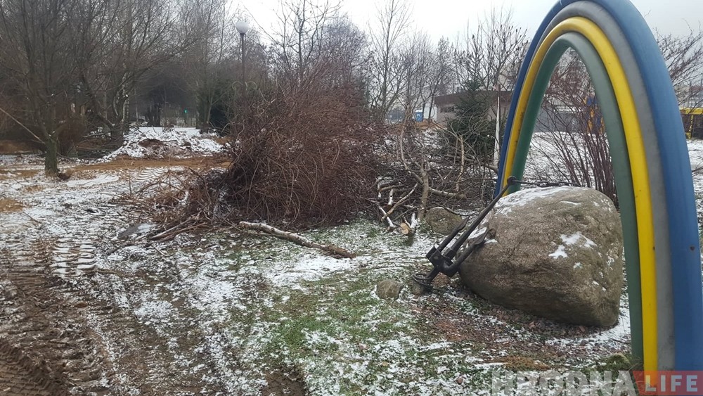 Ва ўзорным гродзенскім двары бульдозерам паўскопвалі клумбы і паламалі дрэвы Ва ўзорным гродзенскім двары бульдозерам паўскопвалі клумбы і паламалі дрэвы