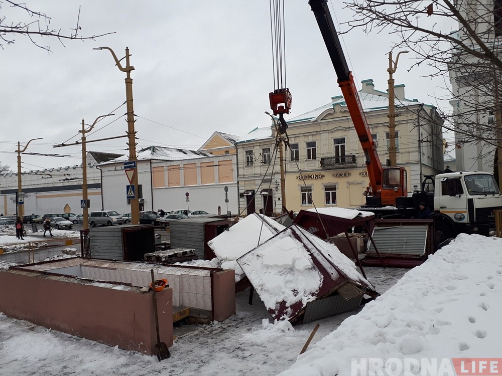 Знакамітую прыбіральню-"метро" на Савецкай плошчы ў Гродне знеслі Знакамітую прыбіральню-"метро" на Савецкай плошчы ў Гродне знеслі