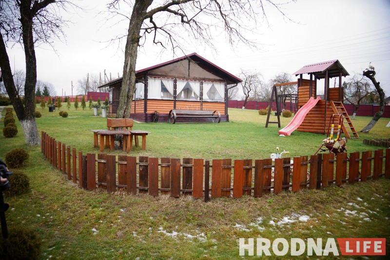 "До августа все расписано". Гродненцы сделали агроусадьбу из домика в деревне и удивляют гостей местной кухней