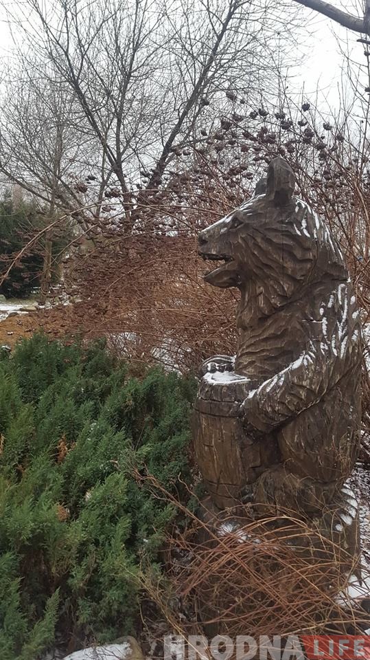 Ва ўзорным гродзенскім двары бульдозерам паўскопвалі клумбы і паламалі дрэвы Ва ўзорным гродзенскім двары бульдозерам паўскопвалі клумбы і паламалі дрэвы