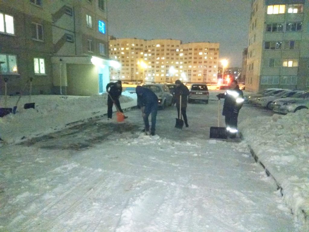 На Вішняўцы не дачакаліся камунальнікаў і выйшлі на ўборку снегу самі