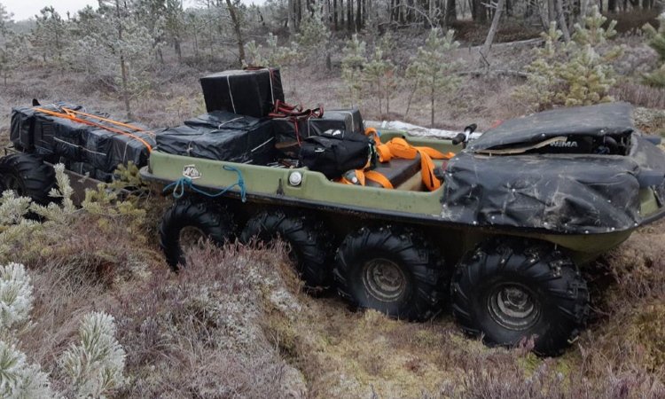 Литовские пограничники нашли в болоте автомобиль-амфибию с контрабандными сигаретами