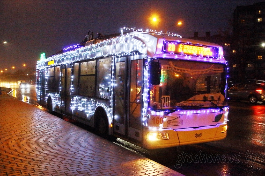 Па Гродне ездзіць навагодні бескантактавы тралейбус. Глядзіце, дзе яго шукаць