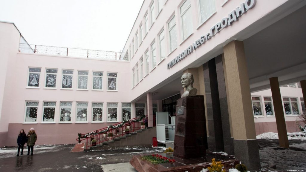 Навошта ў гродзенскай гімназіі аднавілі помнік Дзяржынскаму і рыхтуюць музейны стэнд