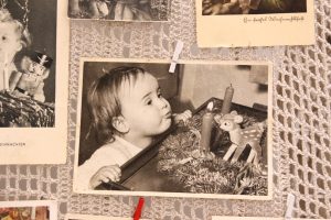 Абавязкова зазірніце! У краме "Лёля" зрабілі выставу старых калядных паштовак і святочных анёлкаў