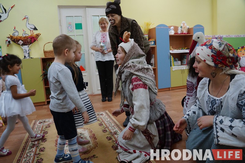 “Каб было дзетак, як у садзе кветак!” Калядоўшчыкі з казой і мішкам наведалі дзіцячы садок