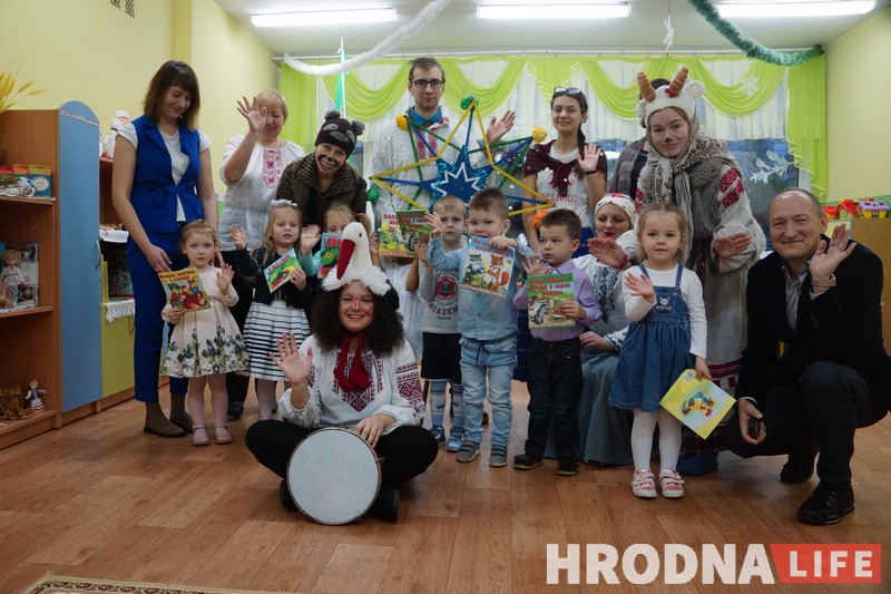 “Каб было дзетак, як у садзе кветак!” Калядоўшчыкі з казой і мішкам наведалі дзіцячы садок