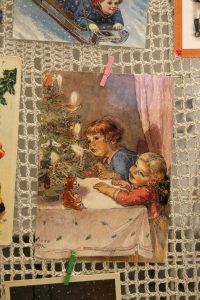 Абавязкова зазірніце! У краме "Лёля" зрабілі выставу старых калядных паштовак і святочных анёлкаў