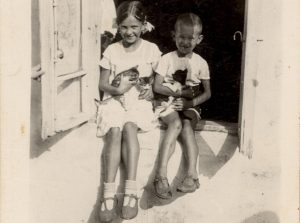 Абавязкова зазірніце! У краме "Лёля" зрабілі выставу старых калядных паштовак і святочных анёлкаў