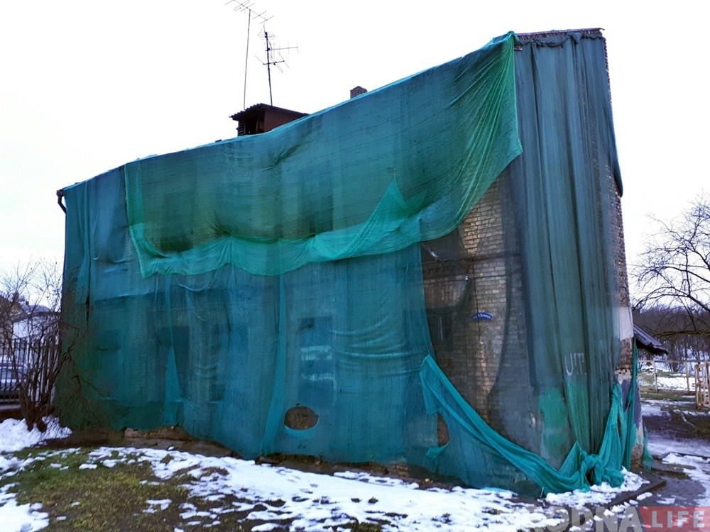 "Крывы дом" на Траецкай пачалі разбіраць. Будаўнікі знайшлі нешта накшталт схрона вязняў гета