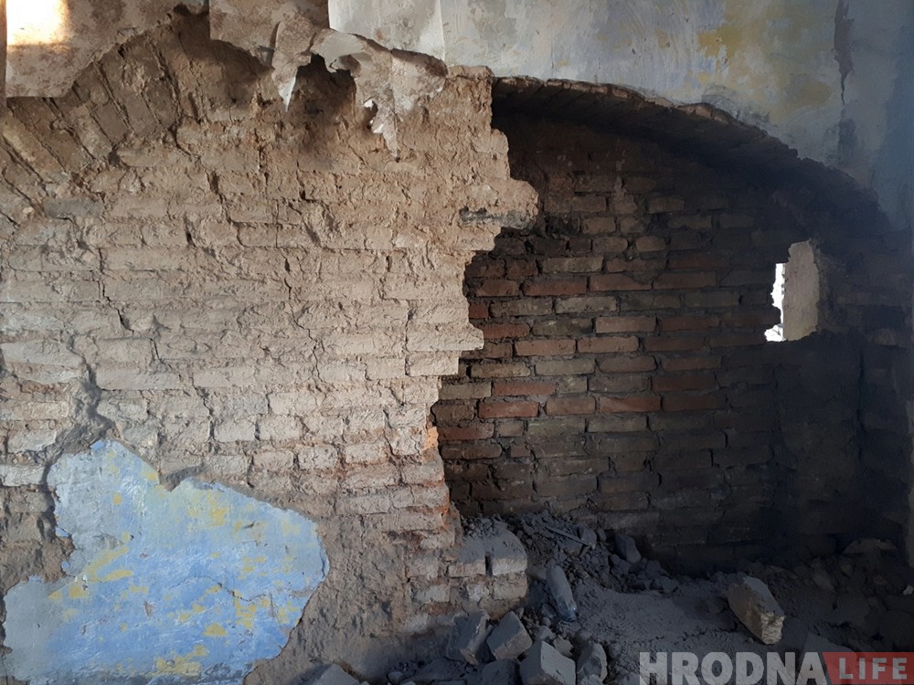 "Крывы дом" на Траецкай пачалі разбіраць. Будаўнікі знайшлі нешта накшталт схрона вязняў гета