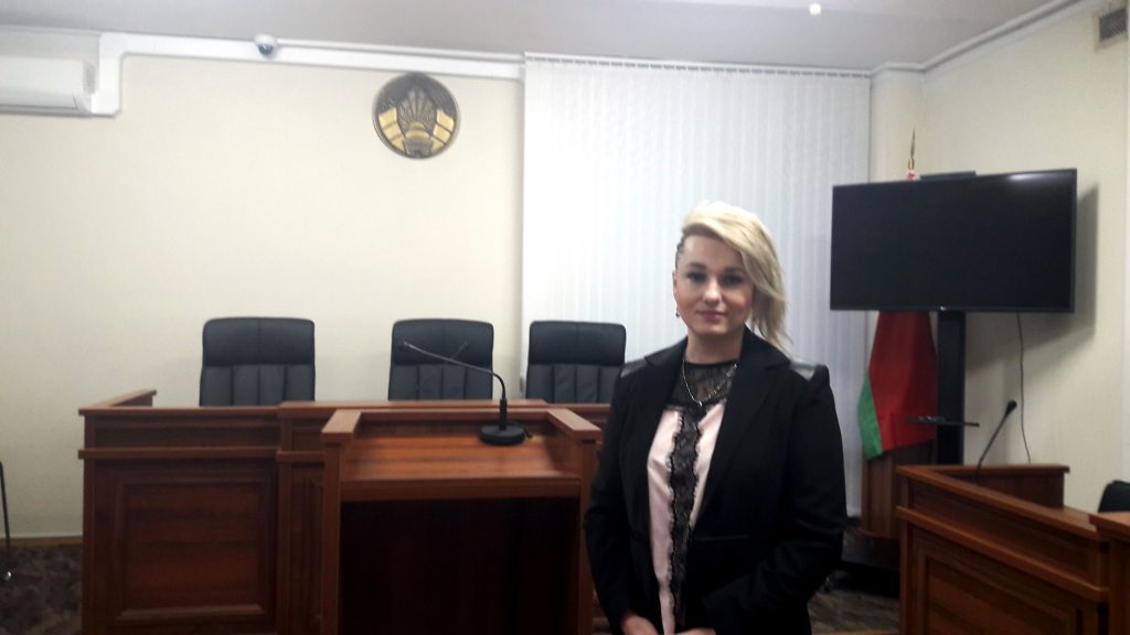 Гродзенка, якой не выплочвалі дапамогу на хворае дзіця, намагаецца атрымаць кампенсацыю за маральны ціск. Абласны суд не задаволіў вымогаў