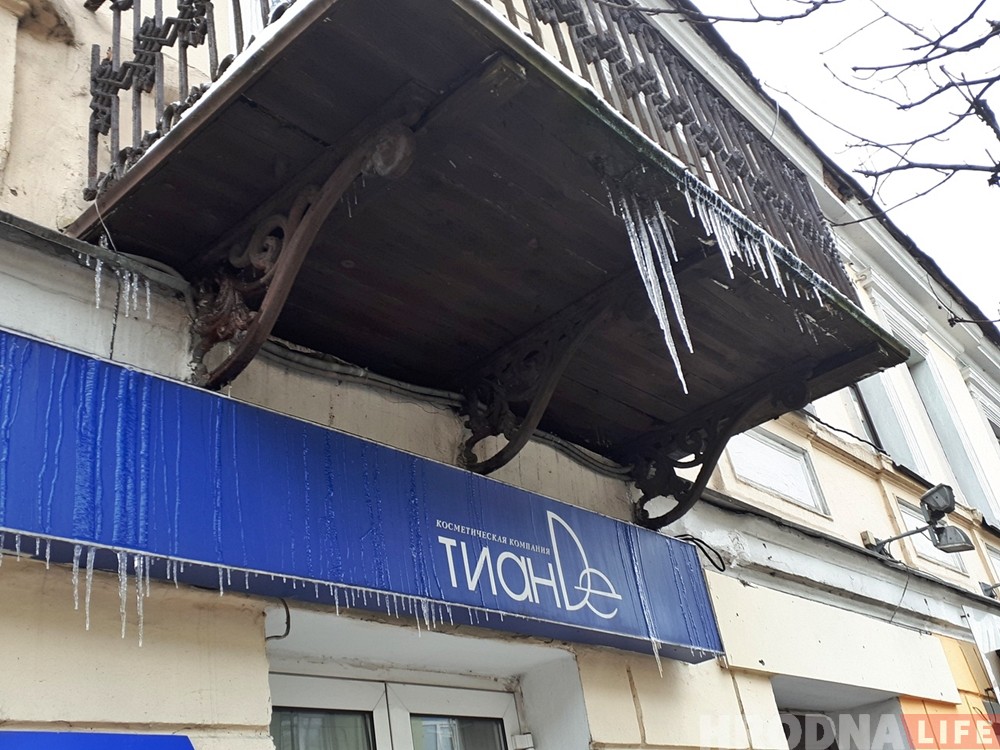 Фотафакт: небяспечныя ледзяшы ў горадзе ніхто пакуль не збівае