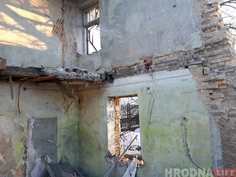 "Крывы дом" на Траецкай пачалі разбіраць. Будаўнікі знайшлі нешта накшталт схрона вязняў гета