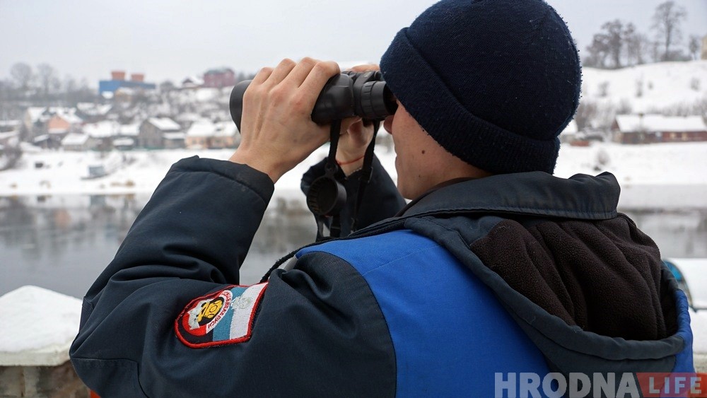 "Оставить в беде не могли". Спасатели рассказали, как снимали с льдины собаку