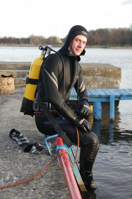 «Она тонула, не могла выбраться на берег, но и в руки не давалась». Как в Лиде спасали провалившуюся под лед собаку