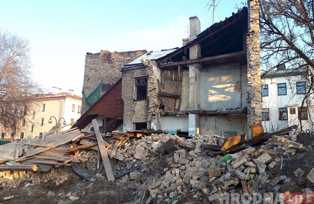 "Крывы дом" на Траецкай пачалі разбіраць. Будаўнікі знайшлі нешта накшталт схрона вязняў гета
