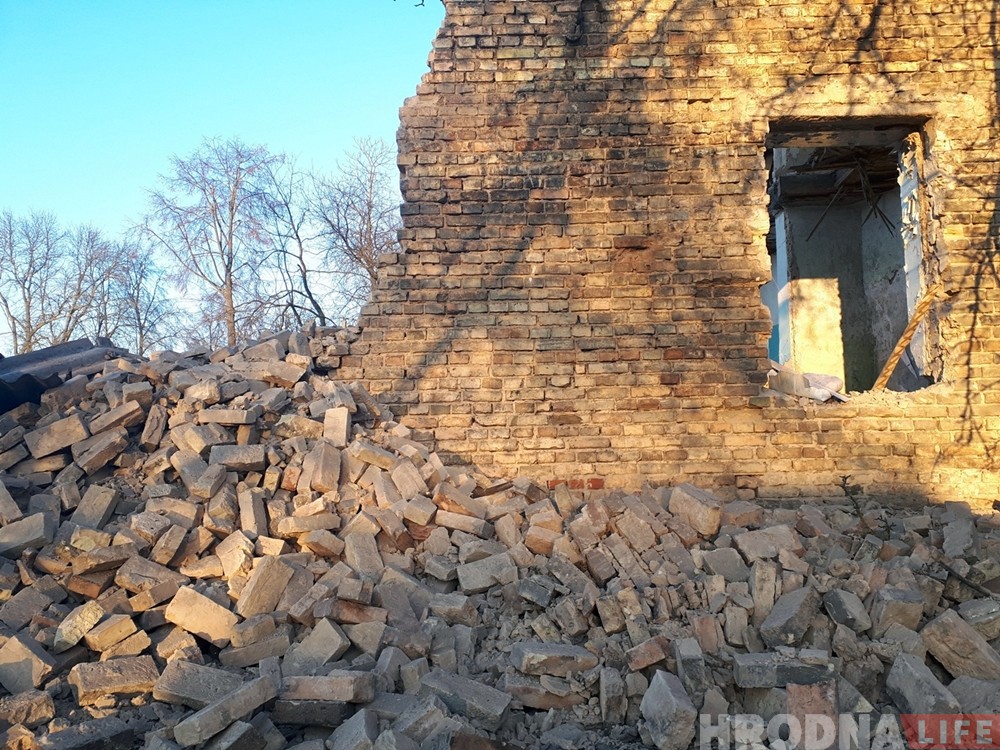 "Крывы дом" на Траецкай пачалі разбіраць. Будаўнікі знайшлі нешта накшталт схрона вязняў гета