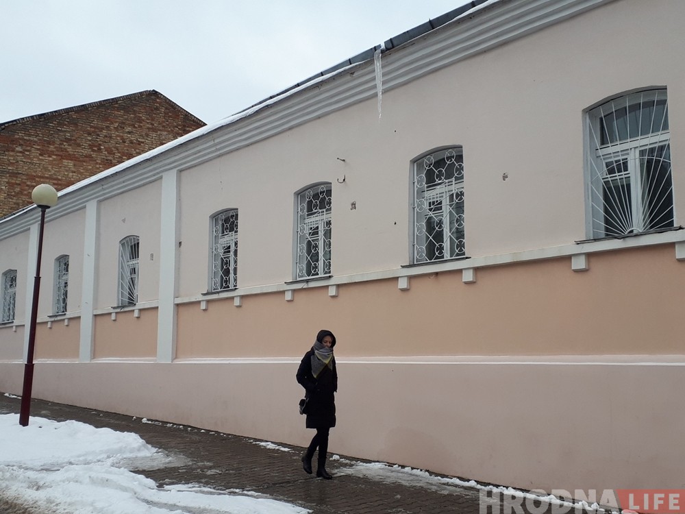 Фотафакт: небяспечныя ледзяшы ў горадзе ніхто пакуль не збівае