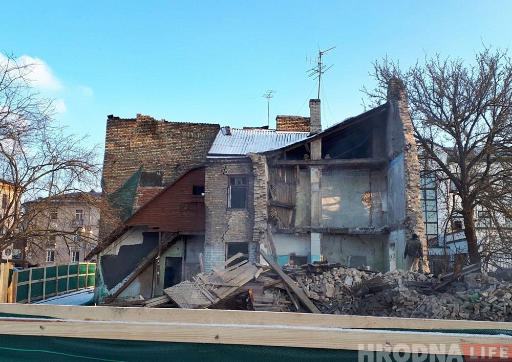 "Крывы дом" на Траецкай пачалі разбіраць. Будаўнікі знайшлі нешта накшталт схрона вязняў гета