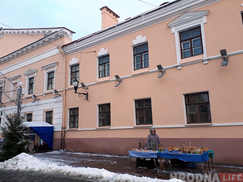 Фотафакт: небяспечныя ледзяшы ў горадзе ніхто пакуль не збівае