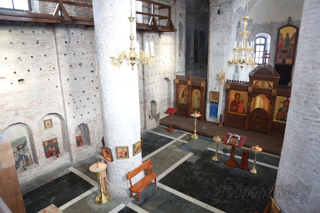 Археологическое окно, новая элементы экскурсий и паникадило. Как обновляется Коложская церковь