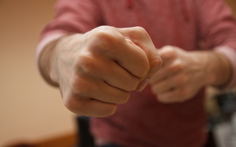 Адзін мужчына прымушаў іншага прасіць прабачэння, заліваючы кіпень за каўнер. Справа дайшла да суда Адзін мужчына прымушаў іншага прасіць прабачэння, заліваючы кіпень за каўнер. Справа дайшла да суда