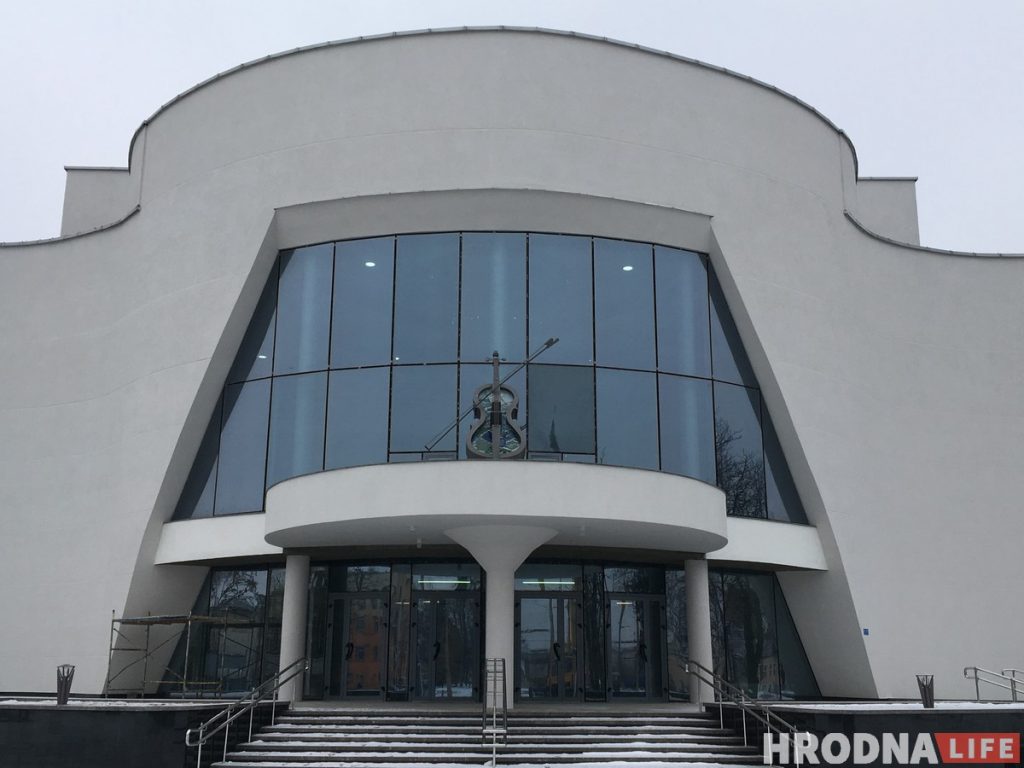 Гибрид брежневки и хай-тека. Гайд по архитектуре постмодерна в Гродно