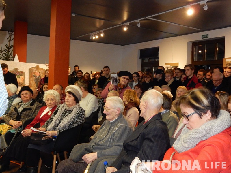 "Столькі людзей прыходзіла толькі на Вольскага". Пры поўным аншлагу прайшла прэзентацыя кнігі Руслана Кулевіча з успамінамі гродзенцаў