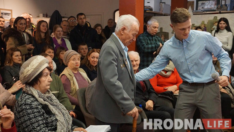 "Столькі людзей прыходзіла толькі на Вольскага". Пры поўным аншлагу прайшла прэзентацыя кнігі Руслана Кулевіча з успамінамі гродзенцаў