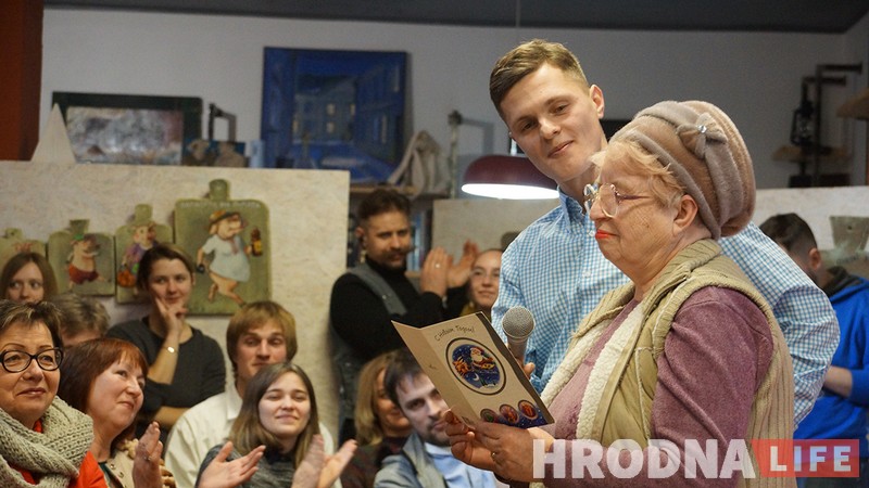 "Столькі людзей прыходзіла толькі на Вольскага". Пры поўным аншлагу прайшла прэзентацыя кнігі Руслана Кулевіча з успамінамі гродзенцаў