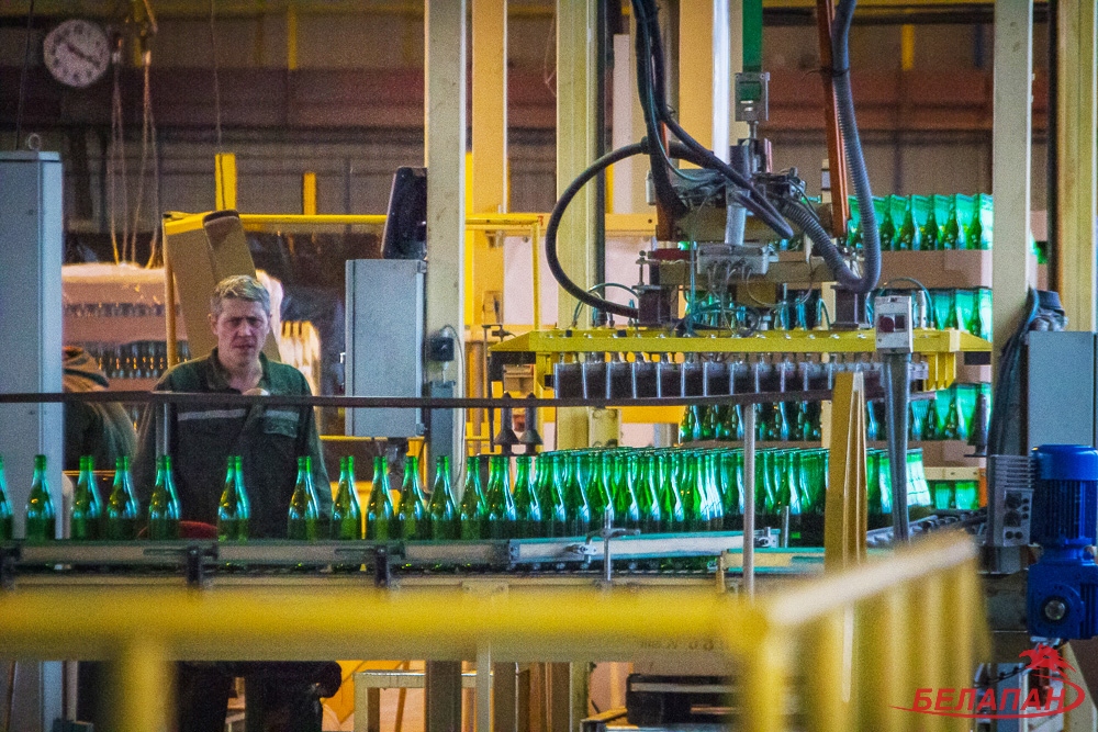Гродненский стеклозавод вышел на прибыльную работу, купил конкурента-банкрота и не жалеет