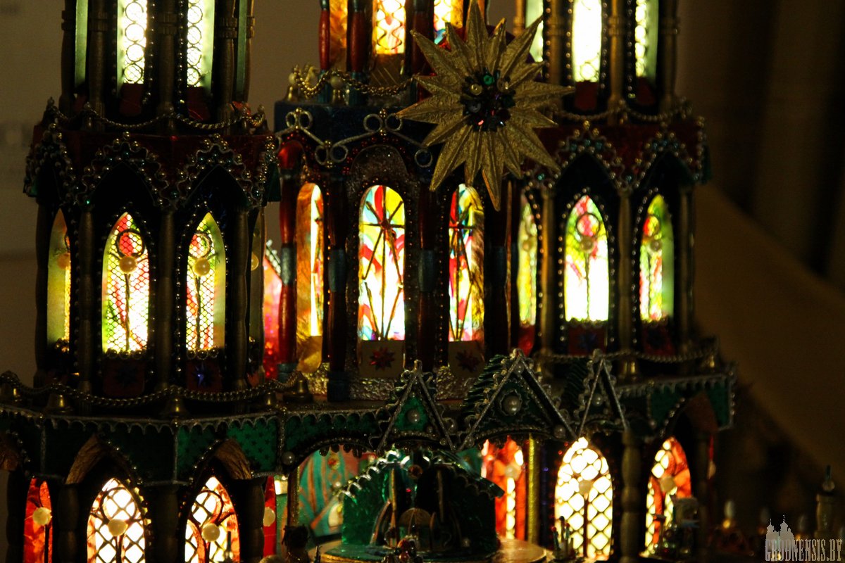 Палацы з абгортак ад цукерак і каралі з фальгі: у Новым замку паказваюць знакамітыя кракаўскія батлейкі