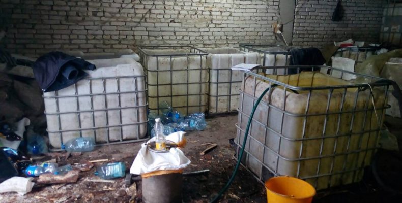 У лесе Гродзенскага раёна канфіскавалі 140 літраў самагонкі і тры тоны брагі У лесе Гродзенскага раёна канфіскавалі 140 літраў самагонкі і тры тоны брагі