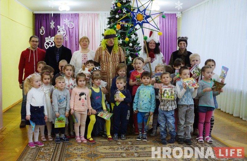 Пісьменнік стаў бабай Ягой, каб павіншаваць дзяцей з Калядамі