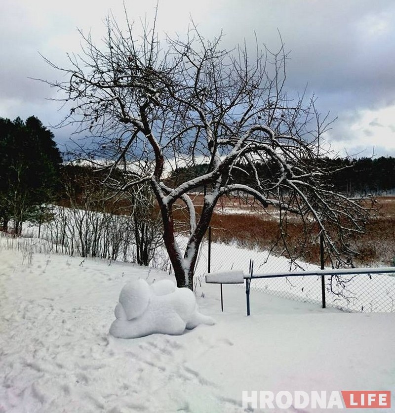Снежная жанчынка "ню" з'явілася ў вёсцы мастакоў пад Гродна
