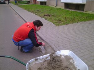 На дарозе танкі, транспарту няма, вуліцы без святла. Жыхары "элітнага" раёна Ласосна-4 папрасілі дапамогі ў Матолькі