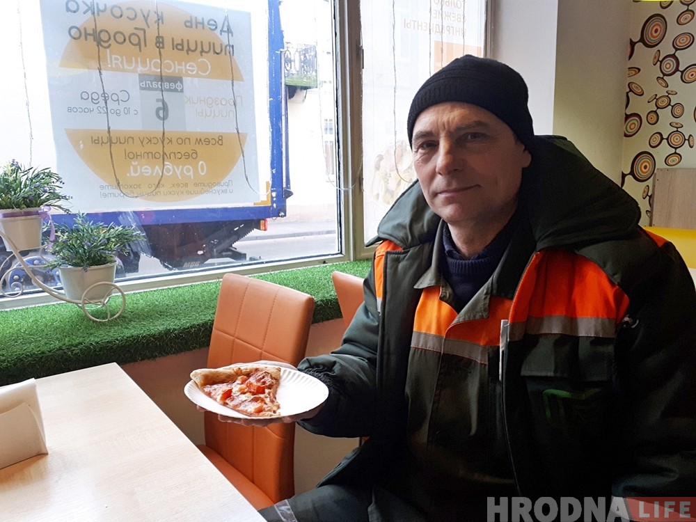 Частуюць усіх бясплатна! У Гродне праходзіць дзень кавалачка піцы