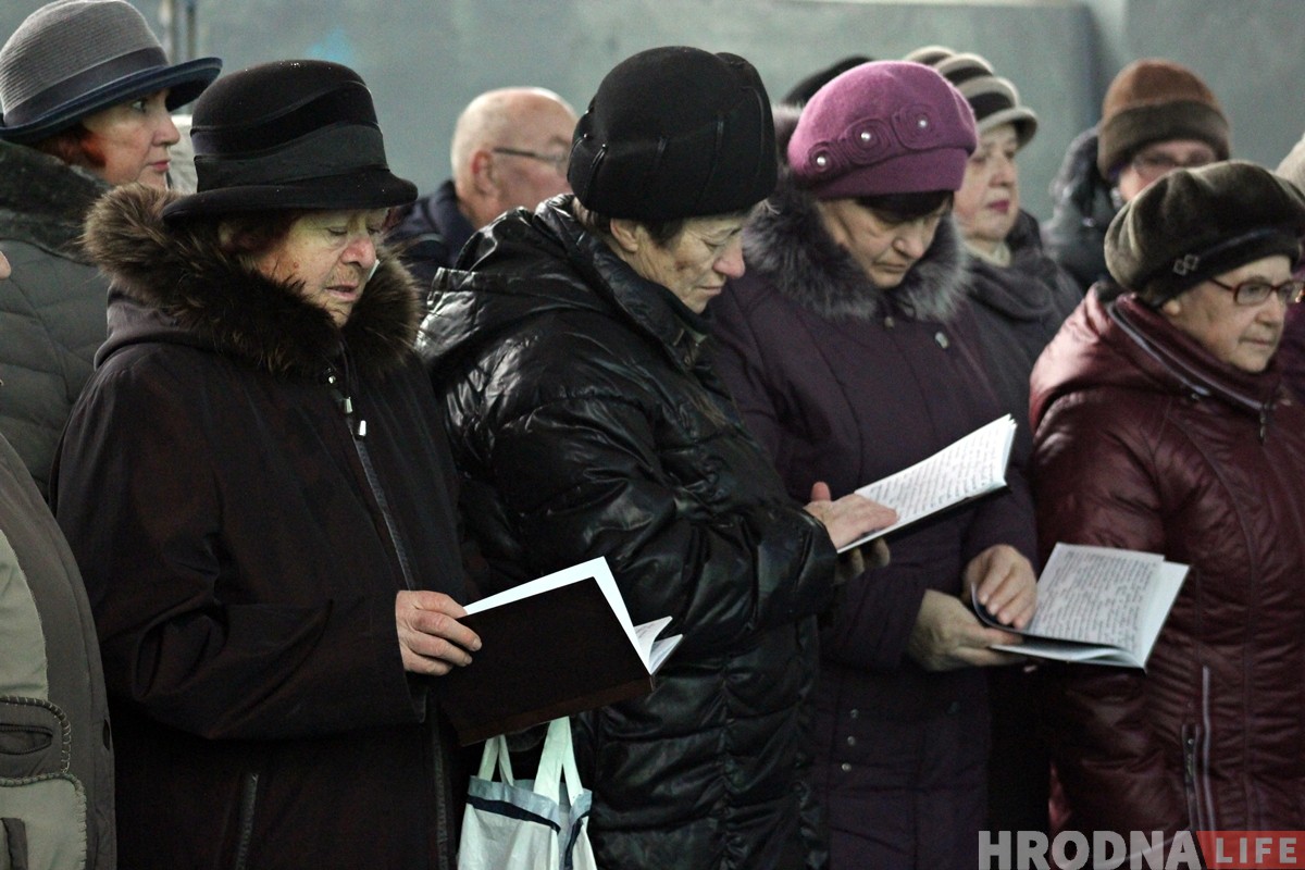 «Усё робім самі». Былая спартзала ваеннага гарадка стала месцам малітваў