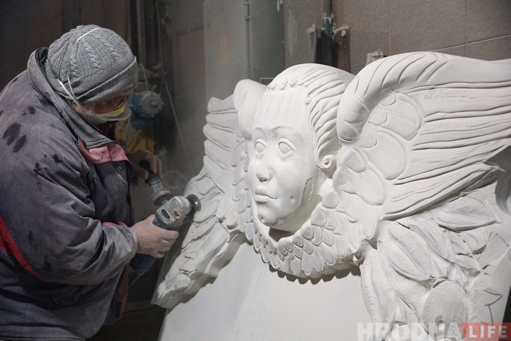 На ўязную браму Старога замка павесілі барэльеф анёла з крыламі Стары замак