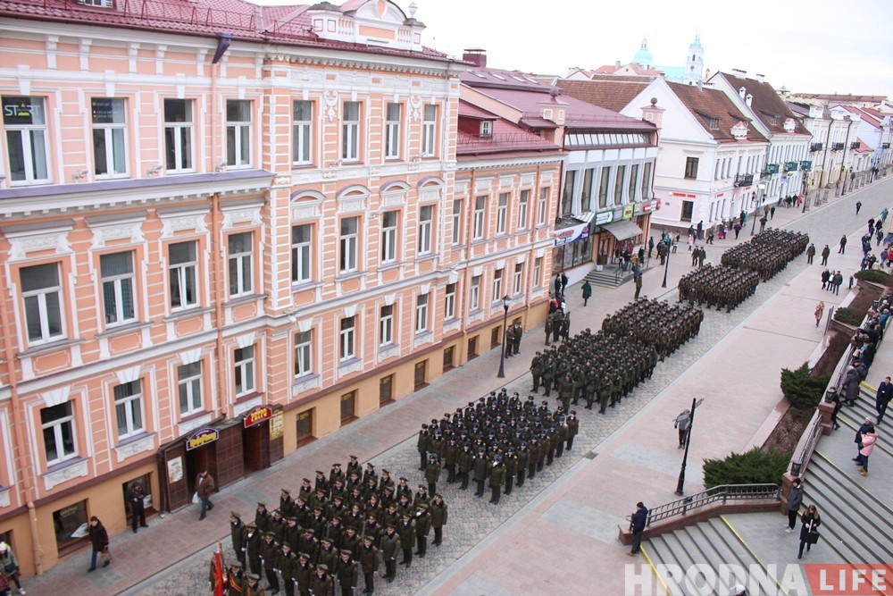 Вайскоўцы Гродзенскага гарнізона ўсклалі вянкі да танка ў цэнтры Гродна Вайскоўцы Гродзенскага гарнізона ўсклалі вянкі да танка ў цэнтры Гродна