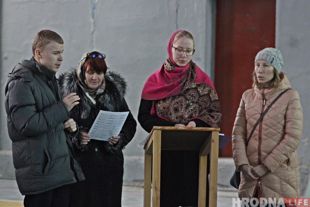 «Усё робім самі». Былая спартзала ваеннага гарадка стала месцам малітваў