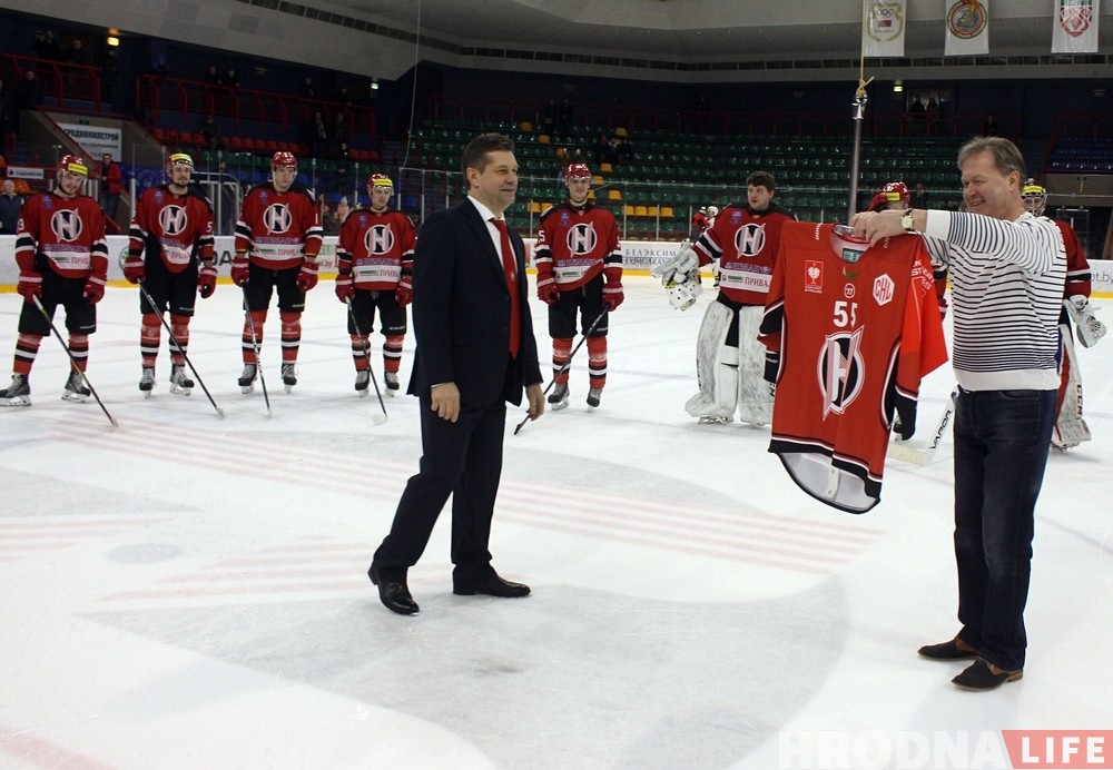 Сяргею Пушкову - 55 гадоў. Хакеісты і заўзятары павіншавалі трэнера