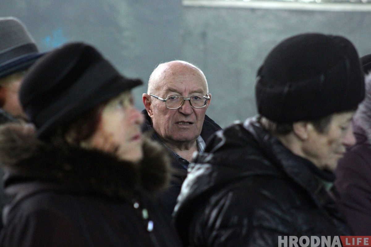 «Усё робім самі». Былая спартзала ваеннага гарадка стала месцам малітваў