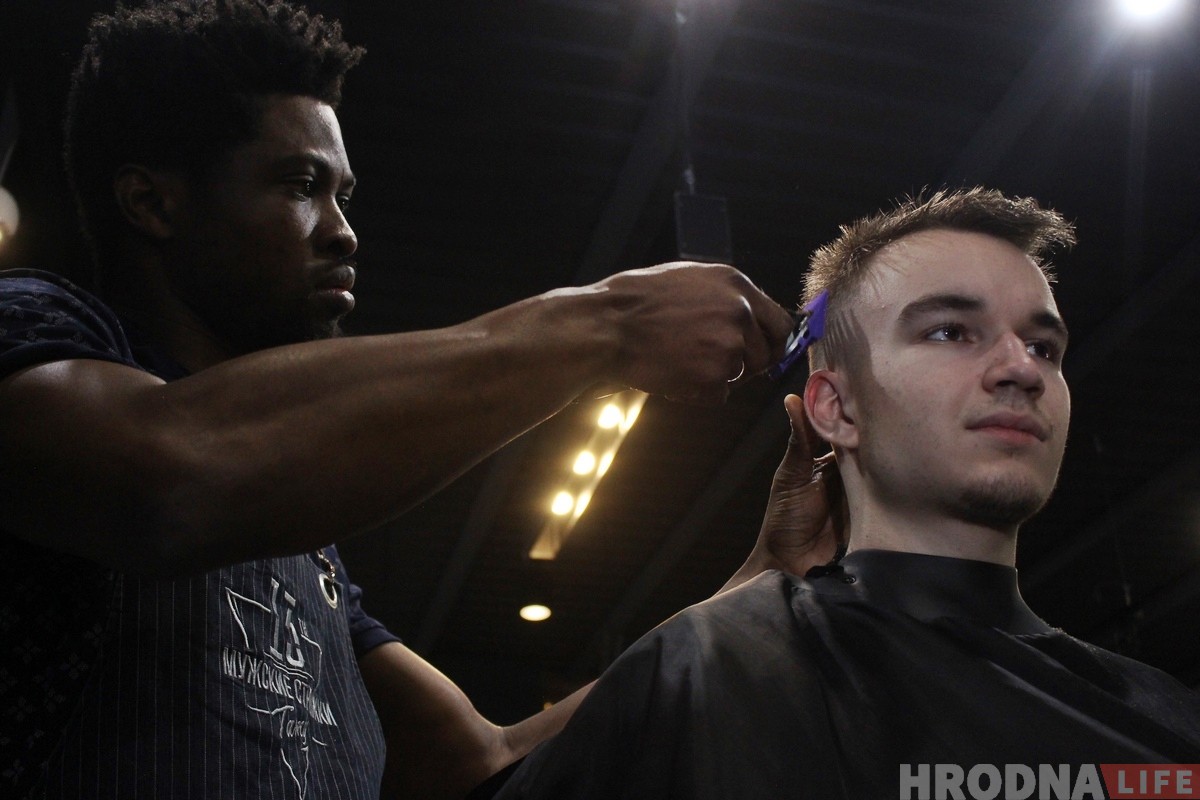 Прыехаў у Гродна, каб стаць барберам. Гісторыя Філіпа з Нігерыі Прыехаў у Гродна, каб стаць барберам. Гісторыя Філіпа з Нігерыі