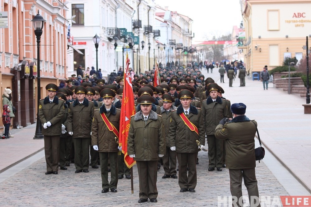 Вайскоўцы Гродзенскага гарнізона ўсклалі вянкі да танка ў цэнтры Гродна Вайскоўцы Гродзенскага гарнізона ўсклалі вянкі да танка ў цэнтры Гродна